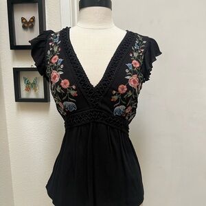 Francesca's Collections Black V-Neck Embroidered Floral Top